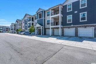 Building Photo - H-204