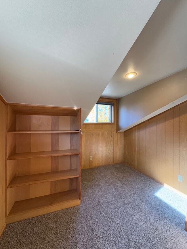 Building Photo - Spacious 6 Bedroom, 3 Bathroom Home Near CWU