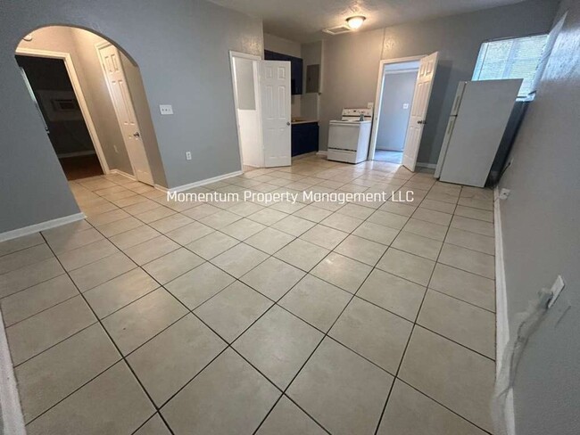 Building Photo - Cute & Cozy 1 Bedroom in Central St. Pete! Apply for FREE This Holiday Season!