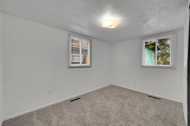 Building Photo - 708 S Roosevelt Ave