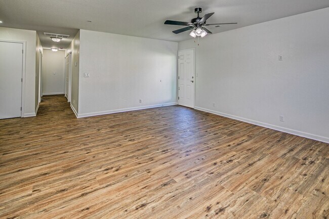 Building Photo - Stylish Belton Townhome | 3 Beds, 2 Baths,...