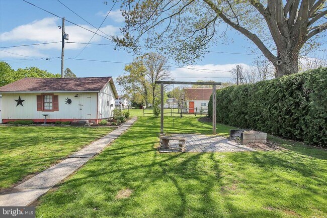 Building Photo - 319 N 2nd St