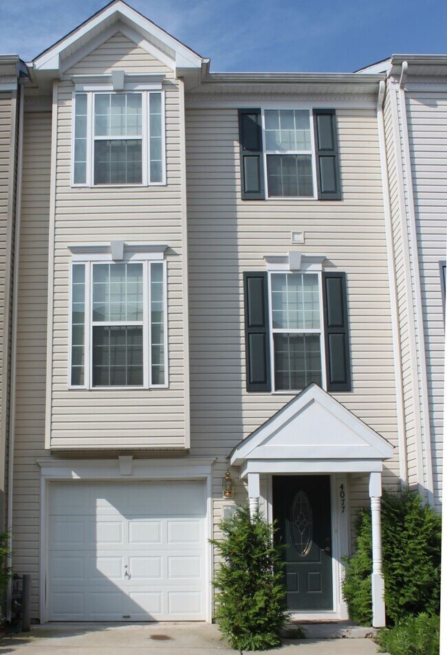 Building Photo - Townhouse - MONTH TO MONTH LEASE