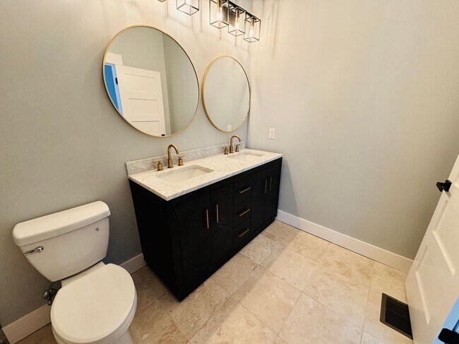 Building Photo - RATE DROP ALERT! (was $2600/month)