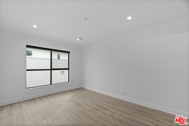 Building Photo - 725 N Alfred St