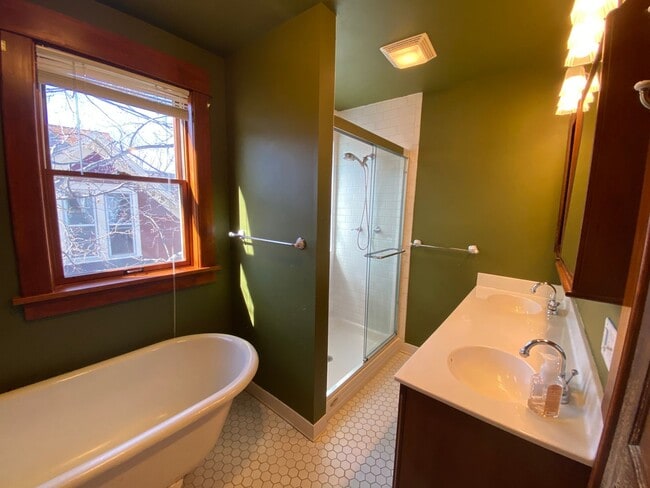 Building Photo - Single Family Home w/ Garage in Daytons Bl...