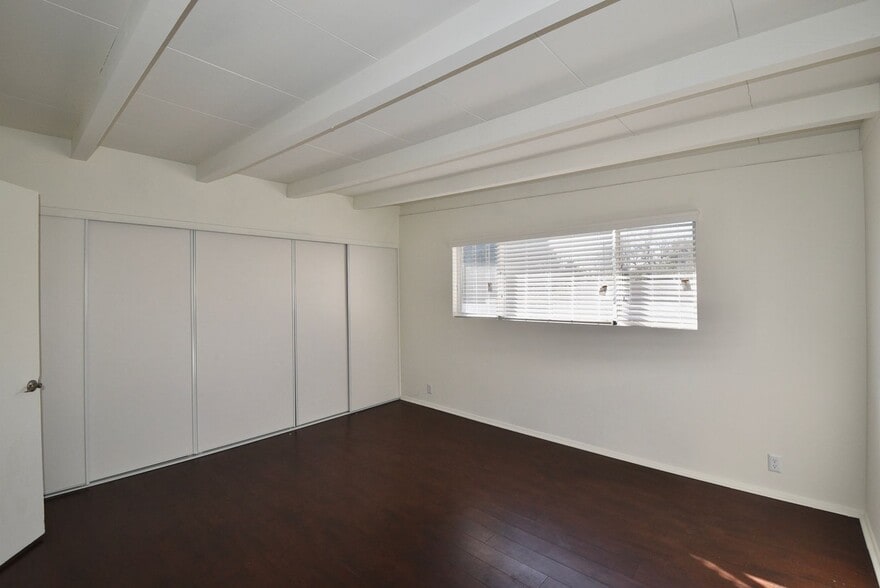 Building Photo - 6125 Whitsett Ave