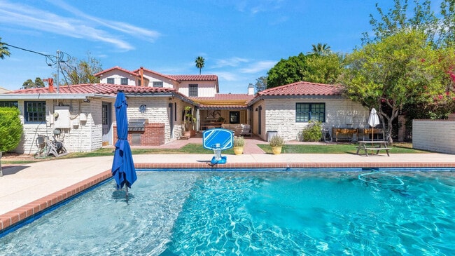 Building Photo - 1021 W Encanto Blvd