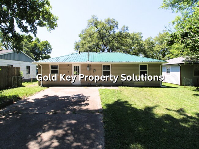 Building Photo - MUNCIE 3 BR 1 BA House with New Flooring and Paint (SECTION 8 APPROVED)