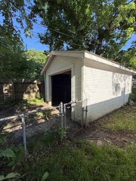 Building Photo - 1337 N Maple Ave