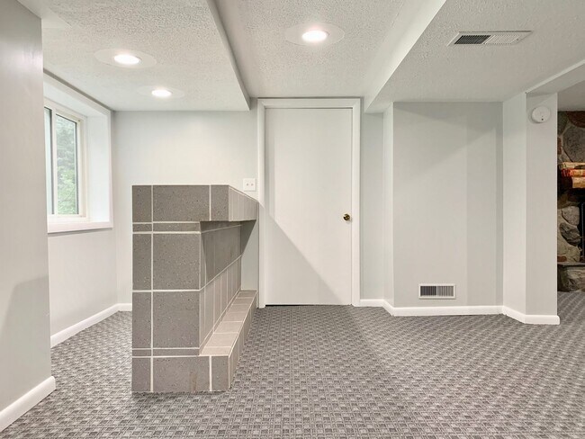 Building Photo - Two Bedroom Home in Northwest Grand Rapids