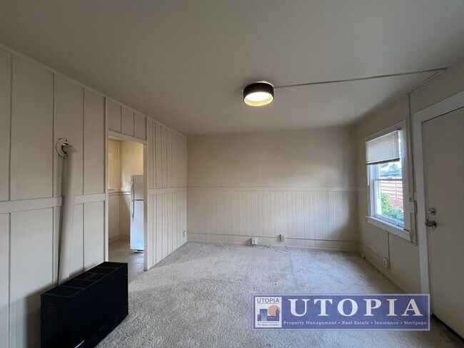 Building Photo - 204 Hollister Ave