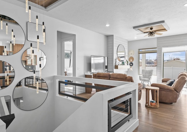 Building Photo - GORGEOUS Sandy Home!!!