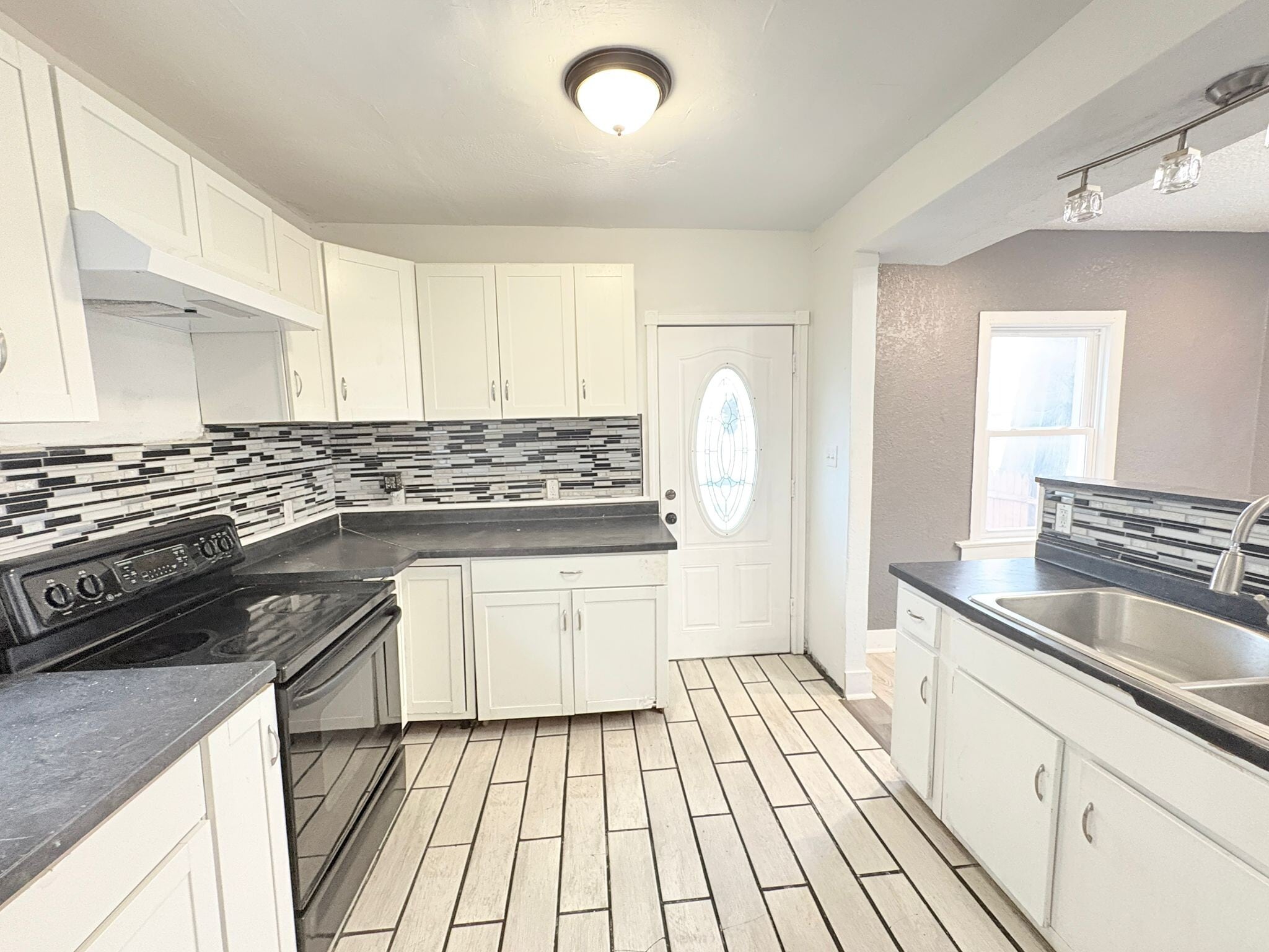 Building Photo - 932 Waverly Ave