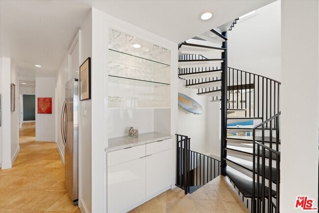 Building Photo - 6419 Ocean Front Walk