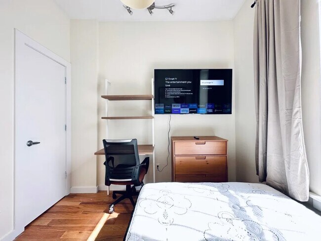 Building Photo - Furnished room/NOT APARTMENT