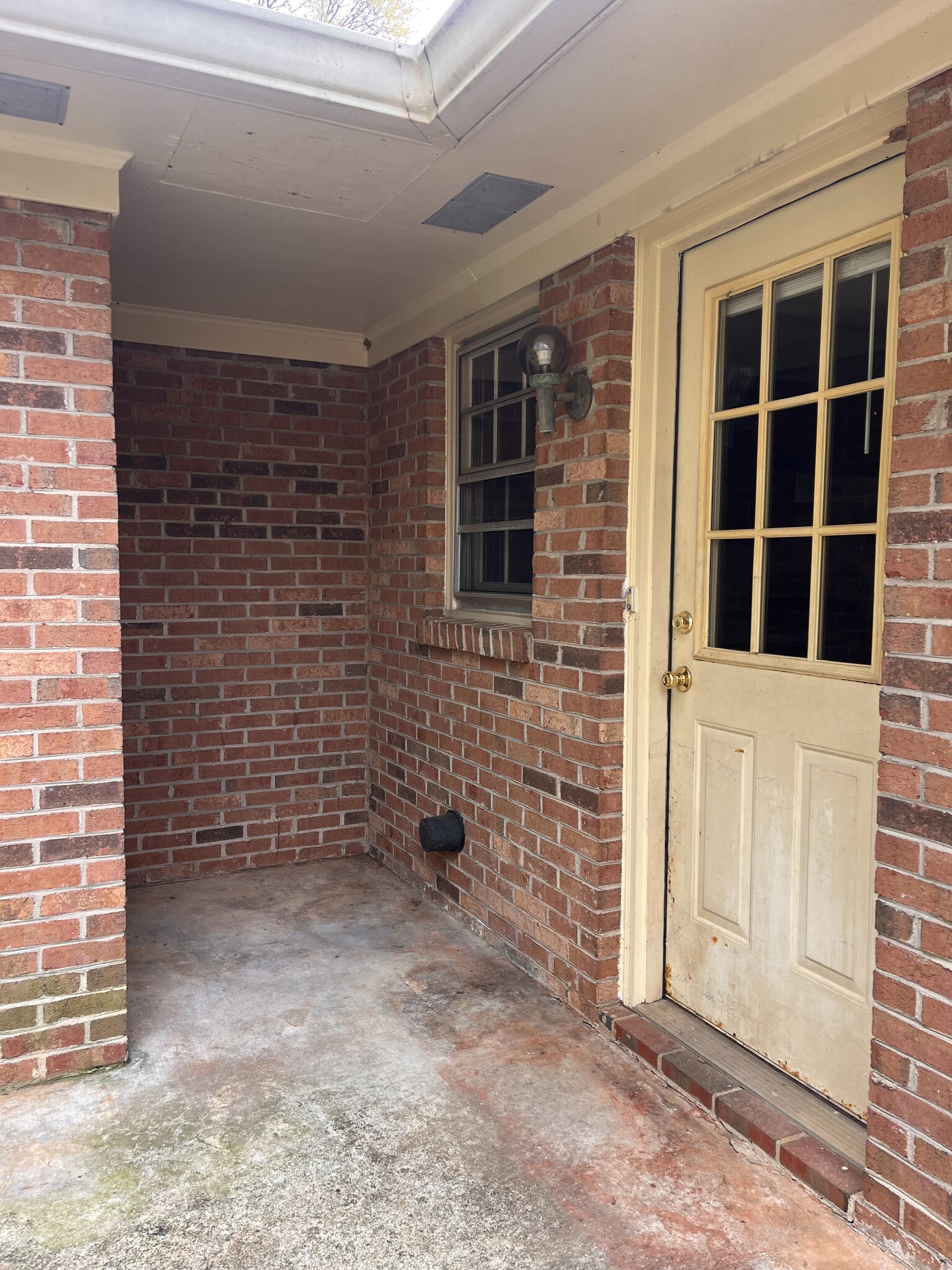 Building Photo - 2040 Pineview Dr