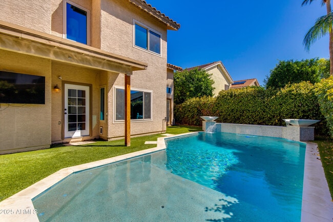 Building Photo - 2119 E New Bedford Dr