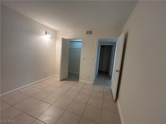 Building Photo - 5305 Summerlin Rd