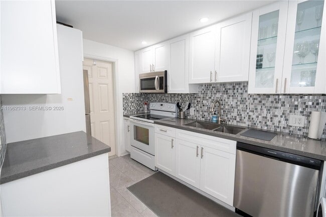 Building Photo - 1021 Hillsboro Mile Unit 204