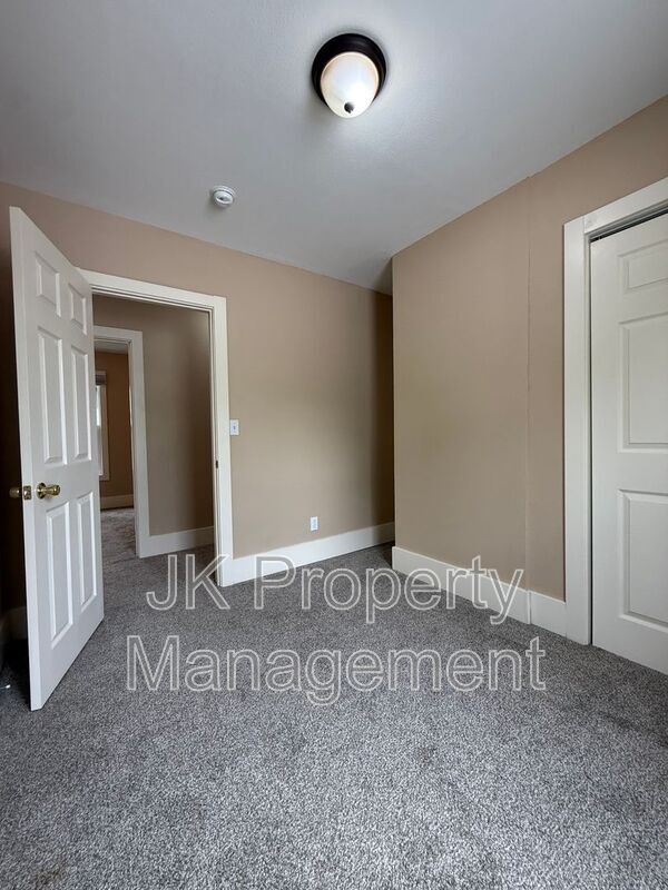 Building Photo - 1303 6th Ave S