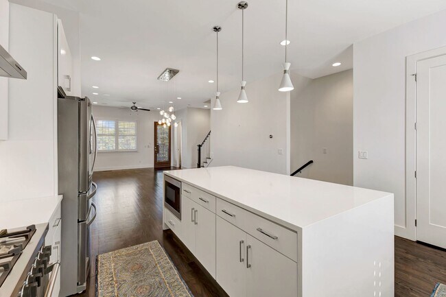 Building Photo - Modern living in Salemtown!