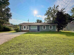 Building Photo - 2110 Fernbrook Dr NE