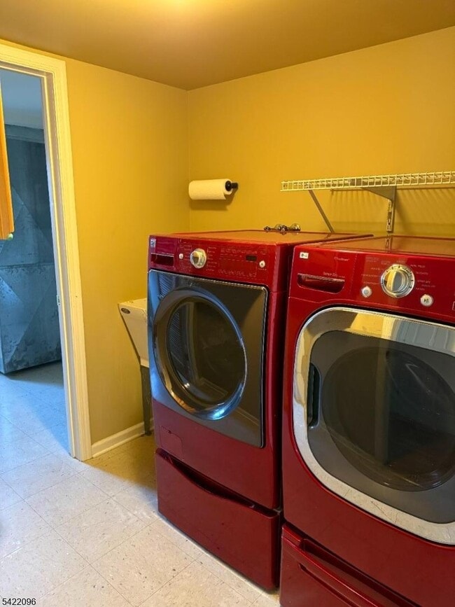 Building Photo - 518 Downer St