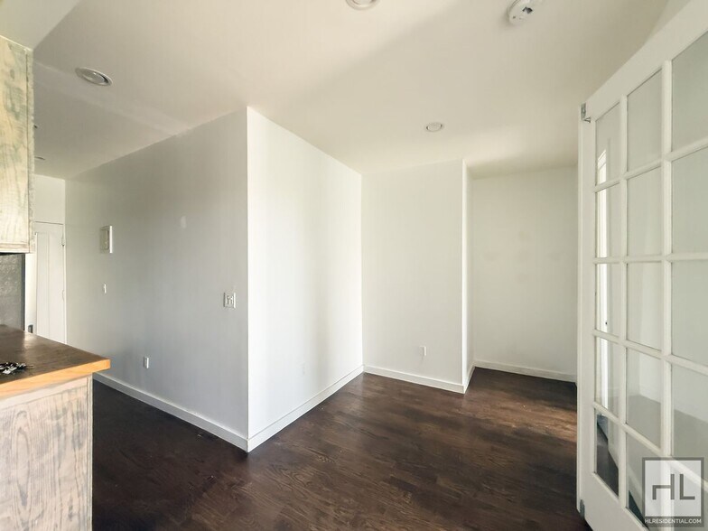Building Photo - EASTERN PARKWAY / Renovated 2-Bedroom in P...