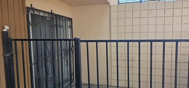 Building Photo - Remodeled 2bed 2 bath Ground level