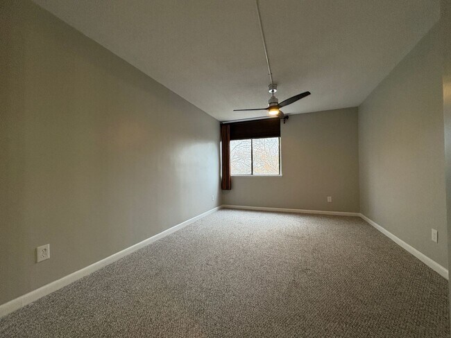 Building Photo - 2 Bedroom 2 Bathroom Condo with Pool