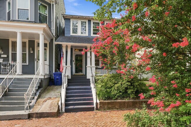 Building Photo - Live Steps from the Heart of Olde Towne