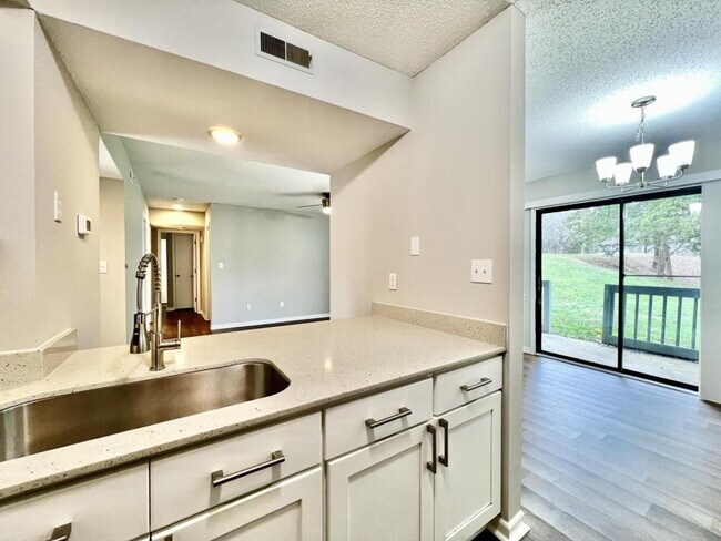 Building Photo - 3 BEDROOM CONDO IN TERRIFIC LOCATION!