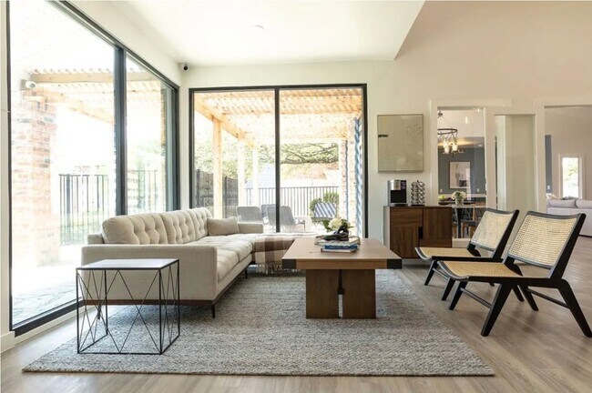 Building Photo - 2170 Thousand Oaks Dr