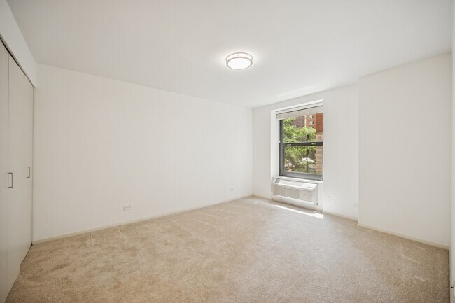 Building Photo - 40 E Delaware Pl