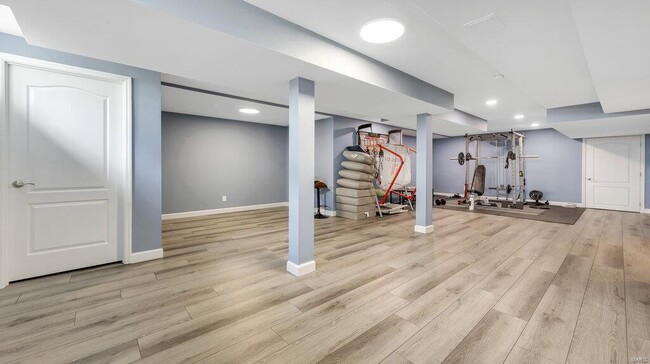 Building Photo - 303 Gateview Dr