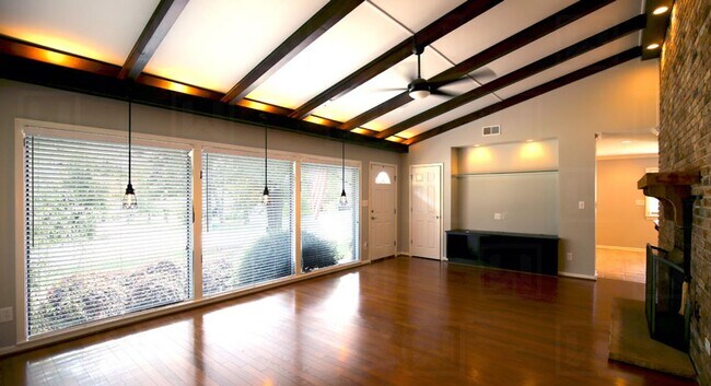 Building Photo - 3-Bedroom 3-Bath Executive Home in Mountain Brook