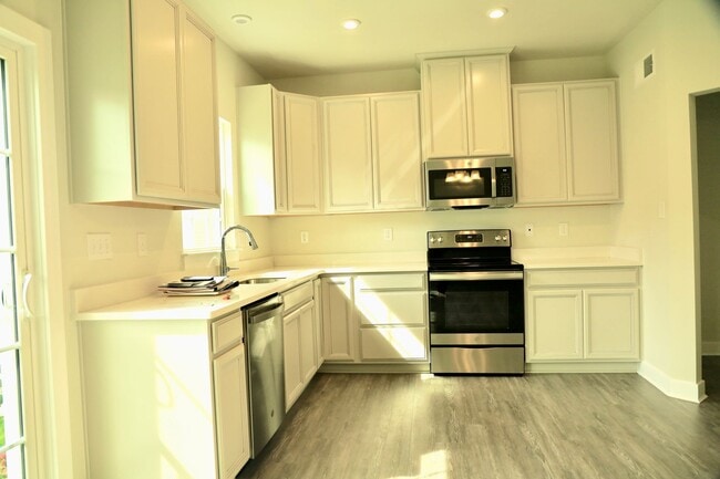 Building Photo - Middletown single family home - 4 bedrooms...