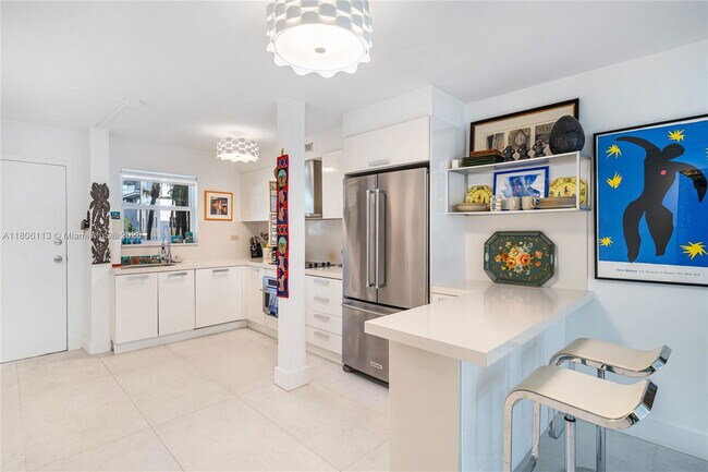 Building Photo - 61 Collins Ave