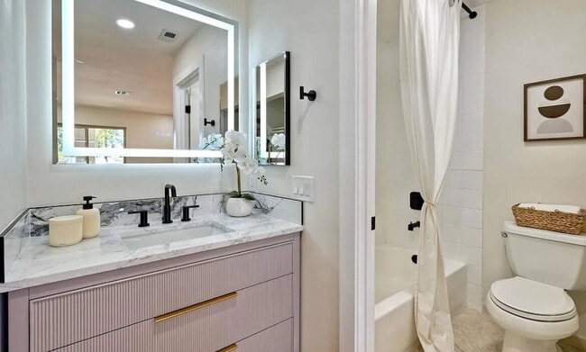 Building Photo - Stunning corner-unit condo in prime West M...