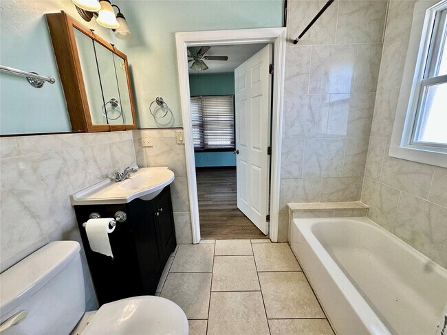 Building Photo - 11 SW 11th Ave