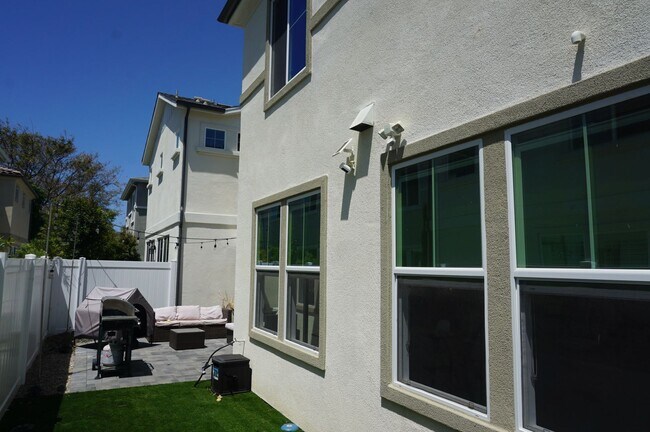 Building Photo - Stunning 4 Bedroom 3 Bath Plus Loft Home in Costa Mesa