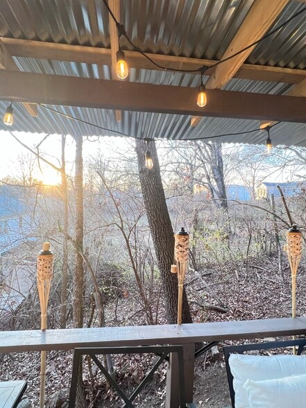 Private Deck - 214 E Cleburn St