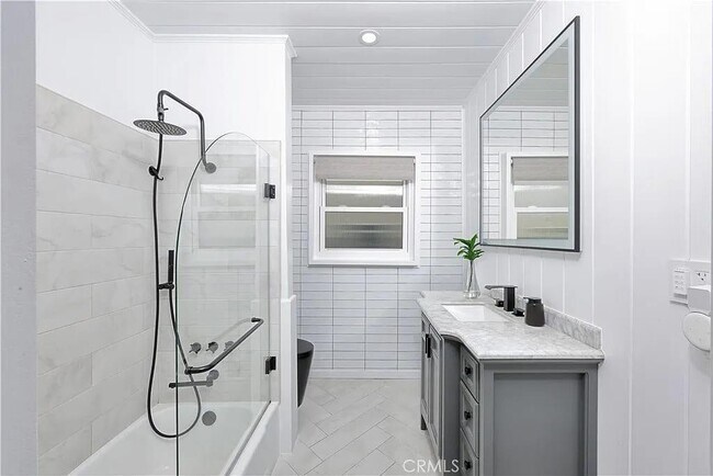 Building Photo - 930 Peach Ave