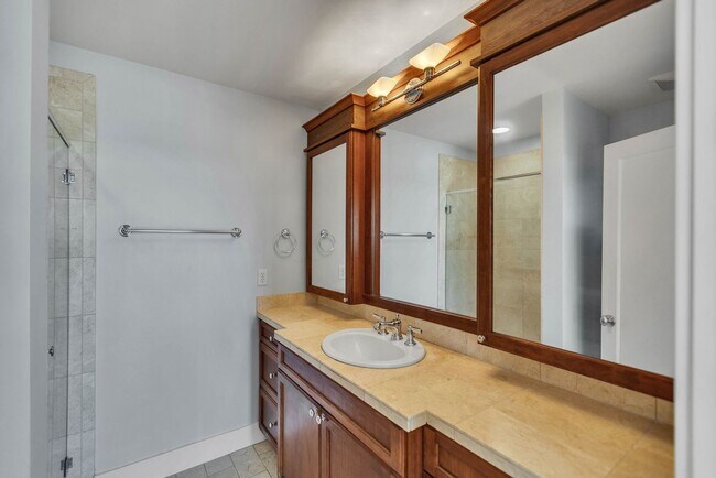 Building Photo - Spacious 3 Bed 2.5 Bath Townhome with Views and Two Parking Spaces – First Hill/Capitol Hill