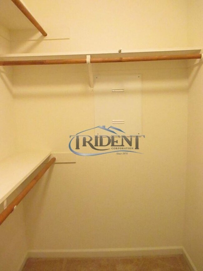 Building Photo - 4 bedroom, 3 bath house with approx. 2,183 sq. ft.