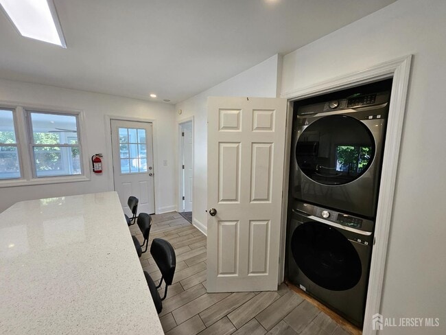 Building Photo - 60 6th Ave