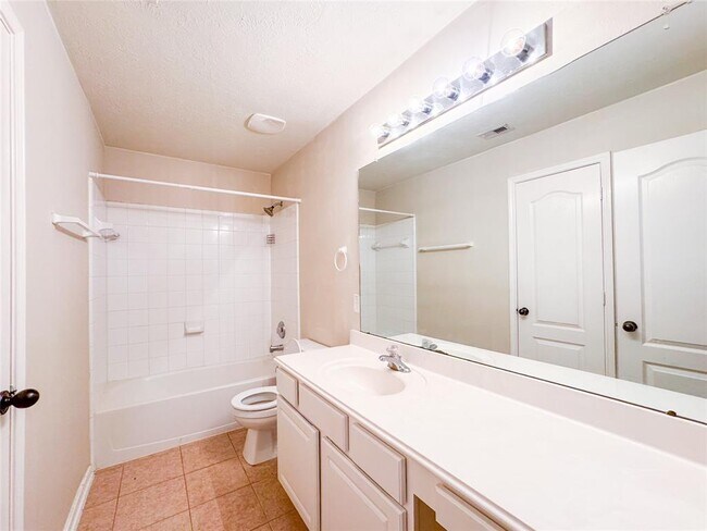 Building Photo - 2815 Town Gate Ct