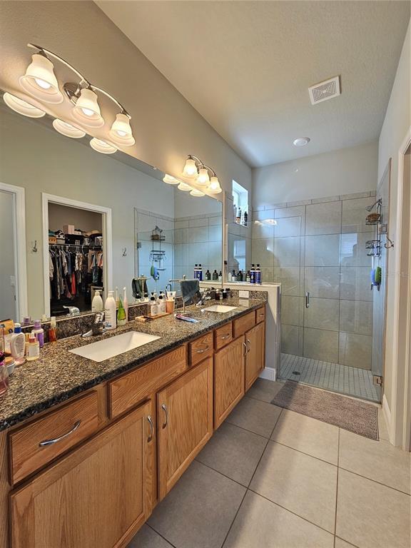 Building Photo - 1556 N River Cir