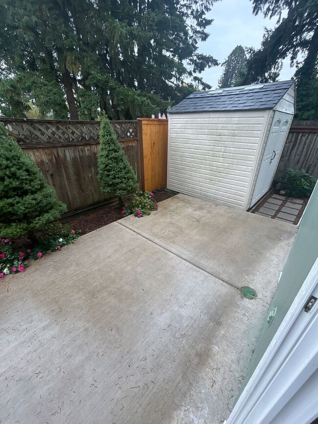 Building Photo - Cozy 3 Bedroom Duplex with Private Backyard